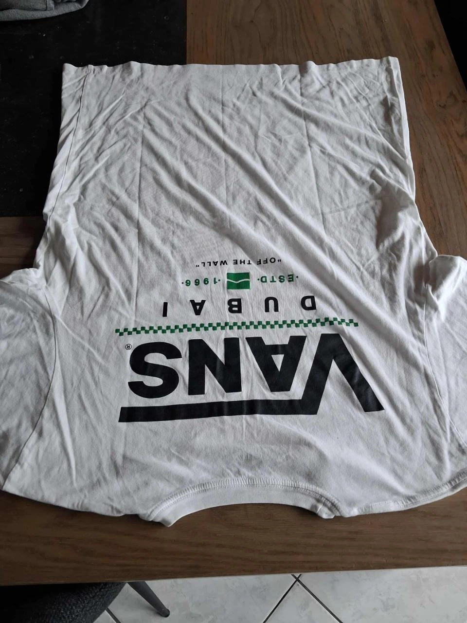 t-shirt wit merk vans – maat xl (tekst dubai)